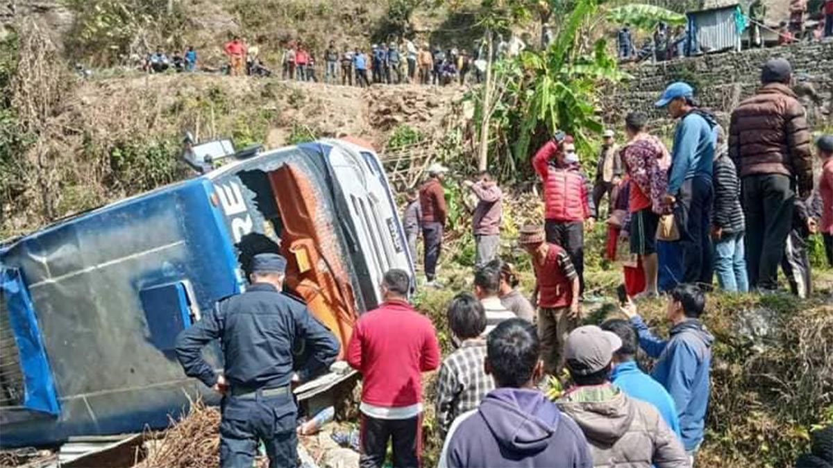 नुवाकोटको किस्पाङमा बस दुर्घटना, ६२ जना घाइते 